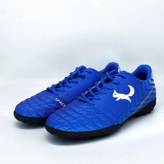 2 phong cách thiết kế đế giày đá bóng sân cỏ nhân tạo TF