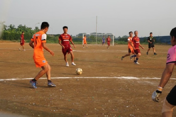 Chọn giày đá bóng nào để thi đấu trên sân đất