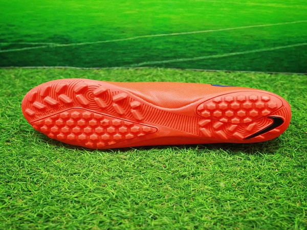 Có nên mua giày bóng đá sân cỏ nhân tạo chính hãng hay không?