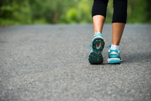 Đi bộ hay chạy bộ giảm cân tốt hơn?