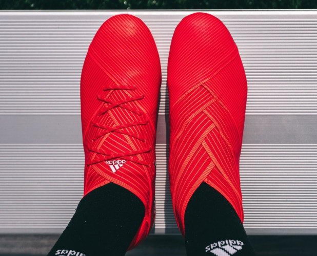 Giày đá bóng không dây Adidas