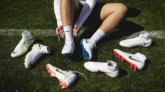 Tại sao giày bóng đá thường có cảm giác bó chân