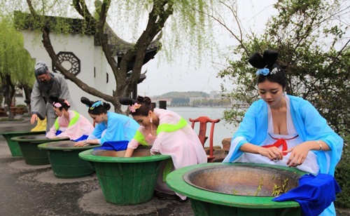 Thiếu nữ Trung Quốc ăn mặc nóng bỏng đi hái trà - 5