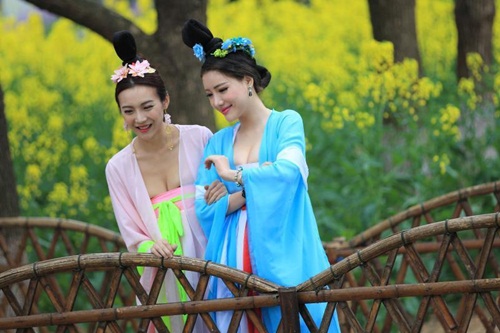 Thiếu nữ Trung Quốc ăn mặc nóng bỏng đi hái trà - 6