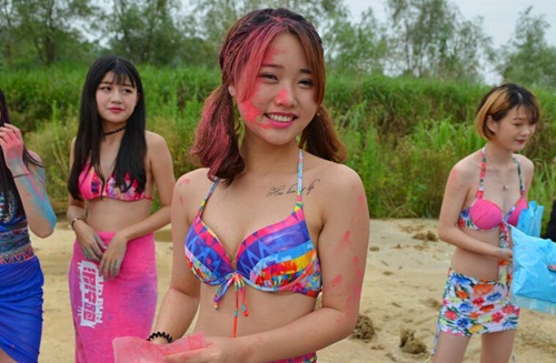 Mẫu nữ TQ mặc bikini cổ vũ cuộc đua lội bùn - 6