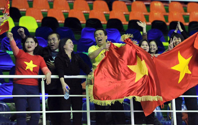 Lá cờ đỏ sao vàng tiếp lửa cho Đội tuyển futsal Việt Nam làm nên thắng lợi trên đất khách.