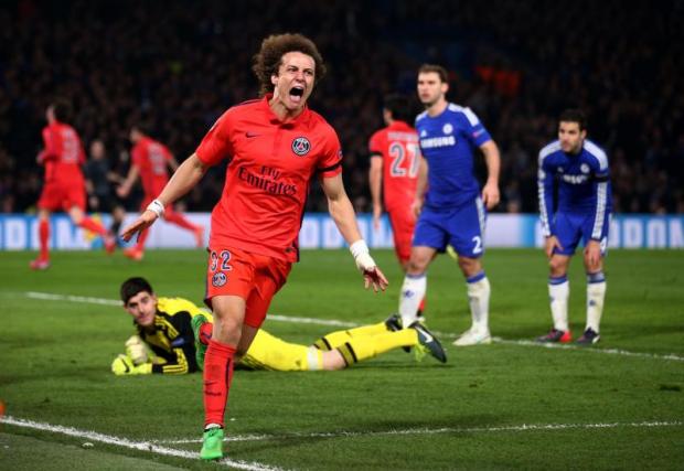 Luiz ăn mừng sau khi ghi bàn gỡ hòa 1-1 cho PSG ở lượt về (phút 86)