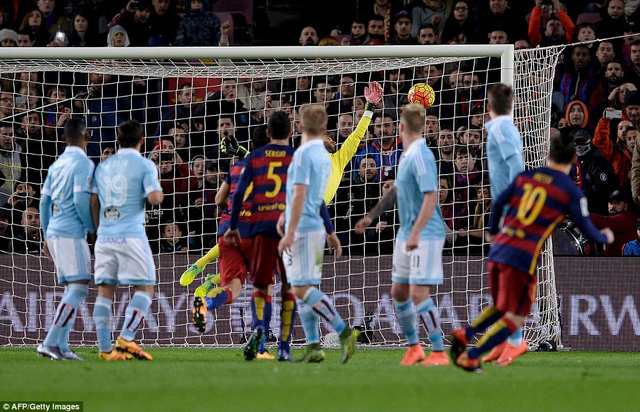Messi mở tỷ số với cú sút phạt tuyệt đẹp ở phút 28