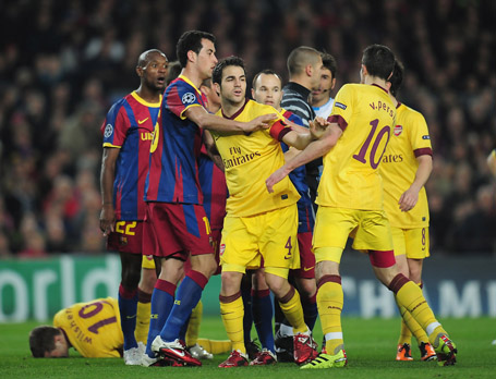 Arsenal đụng độ với “quái vật” Barcelona